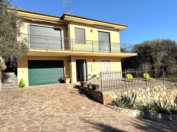 На фото показан объект Relax in Villa con giardino privato e posto auto, расположенный в городе Pairola.