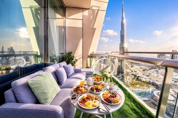 A la foto es mostra l'objecte Rovostays Private Room in Luxury Apartment Downtown near Burj Khalifa situat a la ciutat de Dubai.