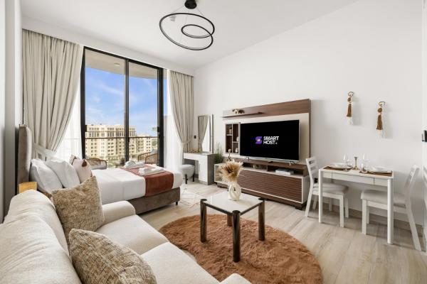 A la foto es mostra l'objecte Chic Studio with Balcony & Pool in Oxford Gardens situat a la ciutat de Dubai.