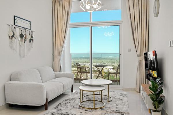 A la foto es mostra l'objecte FIRST CLASS 1BR Miracle Garden View Skyz Arjan situat a la ciutat de Dubai.