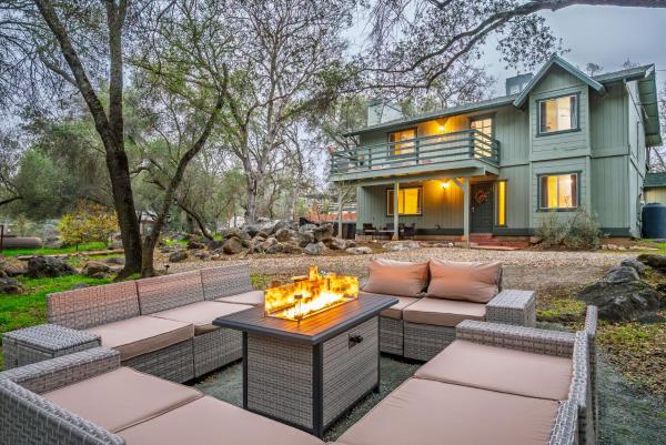 Kaweah Oaks Cabin With Firepit, Hot Tub, Game Room - California