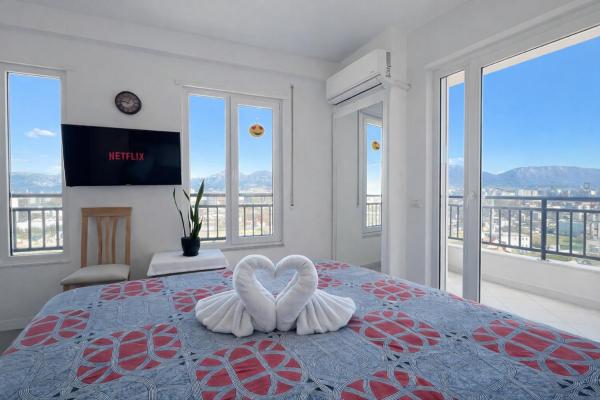 Romantic Penthouse with Mountains View