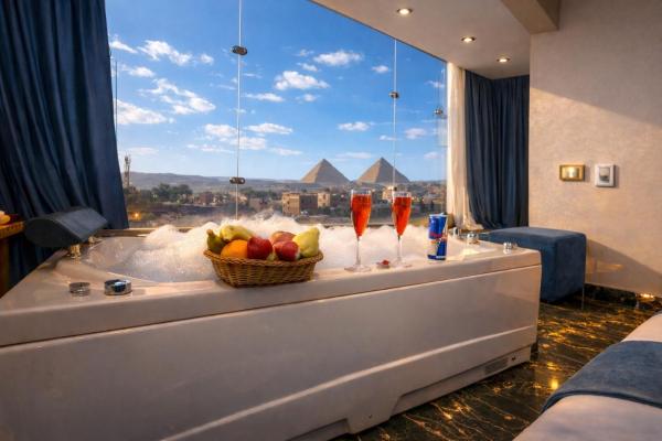 Nella foto è visibile l'oggetto Pharaonic Pyramids Inn & jacuzzi situato nella città di Il Cairo.