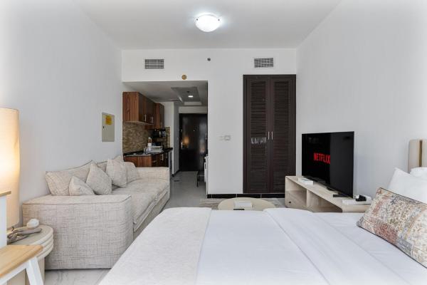 Фотография 4: Chic Studio in JVC near Stadium and Miracle Garden