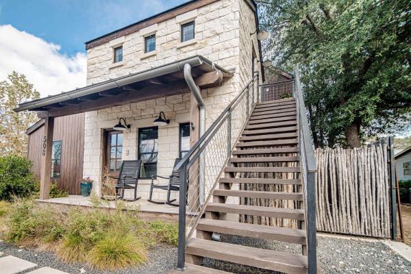 Sunday Haus Loft - Walk To Main Street!! - Fredericksburg, TX