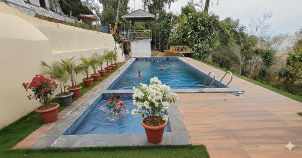 Nella foto è visibile l'oggetto Premium Resort with Pool Campfire tent stay and Games between munnar & Idukki situato nella città di Kūmudi.