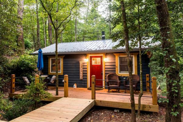 Romantic Creekside Cabin Retreat With Hot Tub, Fire Pit And Peaceful Forest Views In Sautee Nacoochee, Georgia - Helen, GA