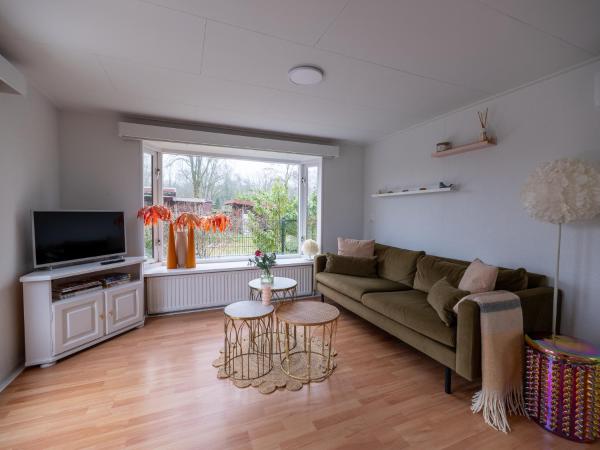 Nella foto è visibile l'oggetto Gezellig chalet met 2 slaapkamers en zicht op het water situato nella città di Erm.