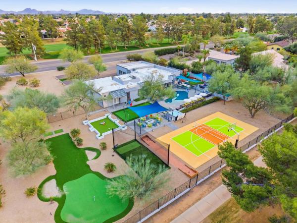 Fun-filled Oasis - Pool Pickleball Games Galore - Scottsdale, AZ