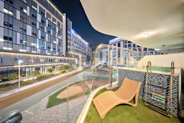 På billedet ses objektet FIRST CLASS 2BR Trendy Luxe Private Pool beliggende i byen Dubai.
