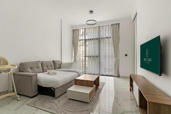 På billedet ses objektet FIRST CLASS 1BR Luxury Near Burj Khalifa beliggende i byen Dubai.