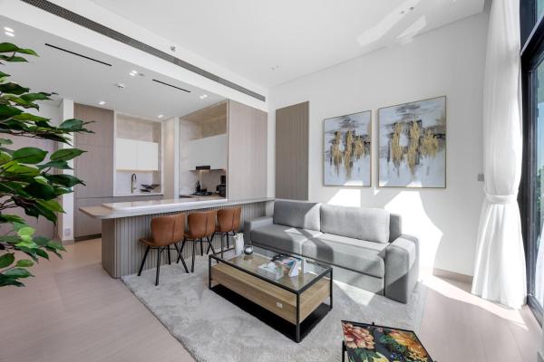 A la foto es mostra l'objecte Chic 1BR Retreat with Private Pool and Balcony in JVC situat a la ciutat de Dubai.