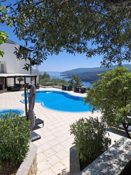 The photo shows the Hotel Villa Annette located in the city of Rabac.