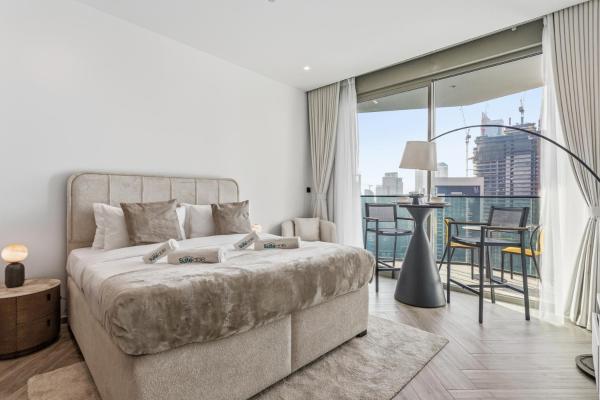 A la foto es mostra l'objecte Refined Urban Studio Escape with Burj Khalifa View situat a la ciutat de Dubai.