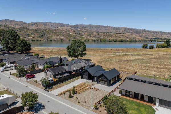 Dancing Tussock Escape - Cromwell Holiday Home - Cromwell