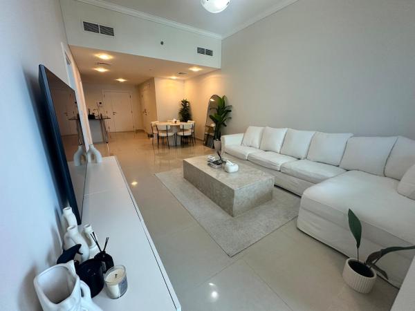 På billedet ses objektet Luxury 1BR in Ocean Heights - Palm & Sea Views beliggende i byen Dubai.