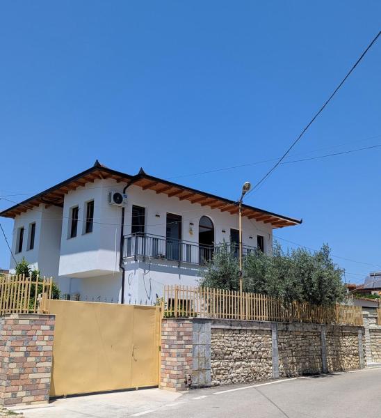 A la foto es mostra l'objecte Villa Olive Berat situat a la ciutat de Berat.