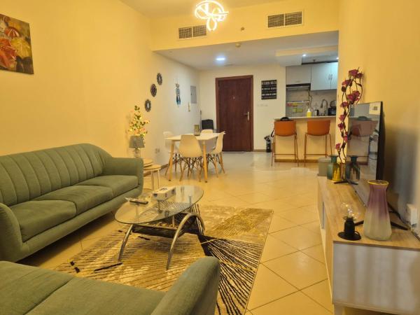 A la foto es mostra l'objecte Fully Renovated and Furnished I Complete Modern Facilities I Near Metro and JBR Beach situat a la ciutat de Dubai.
