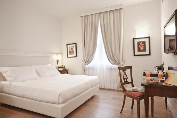På billedet ses objektet Hotel Italia beliggende i byen Siena.