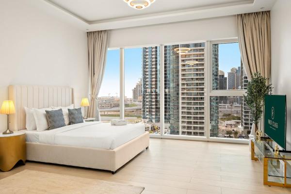 A la foto es mostra l'objecte FIRST CLASS Studio Luxury Lake View Living situat a la ciutat de Dubai.