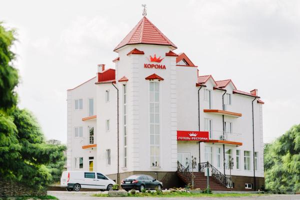 En la foto se muestra el objeto Hotel Korona ubicado en la ciudad de Zubrivka.
