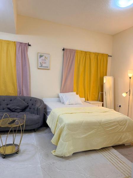På billedet ses objektet Studio appartment well Furnished beliggende i byen Ajman.