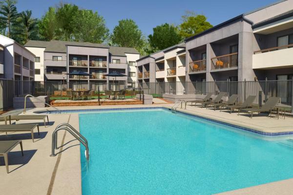 Na zdjęciu widoczny jest obiekt Courtyard by Marriott Birmingham Homewood położony w mieście Homewood.