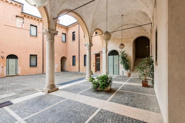 A la foto es mostra l'objecte Residenza Palazzo Petrozzani situat a la ciutat de Mantova.