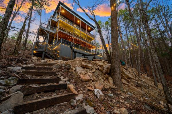 Creek • Art Terrace • Espresso Bar • Treetop Views - Broken Bow, OK
