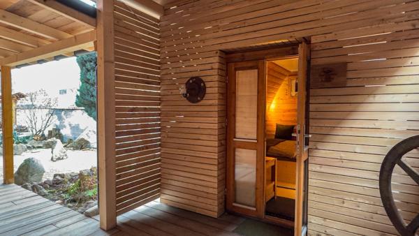 A la foto es mostra l'objecte Camping-Fass inklusive Sauna & Frühstück, Bad & WC über die Terrasse situat a la ciutat de Giebichenstein.