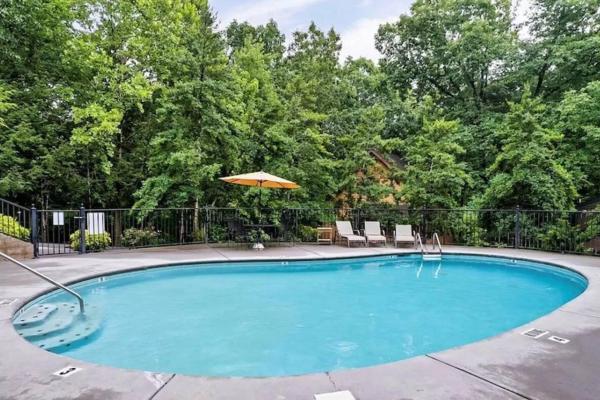 Beary Peaceful Smokies Retreat: Hot-tub & Pools - Tennessee