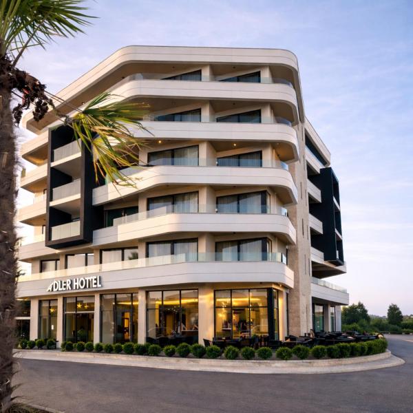 På billedet ses objektet Hotel Adler beliggende i byen Ulcinj.