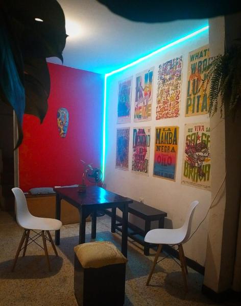 A la foto es mostra l'objecte Posada Entre Dos Mundos situat a la ciutat de Cali.