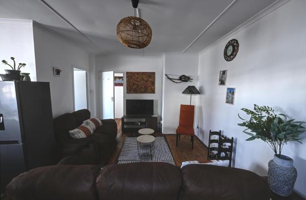 写真にはGlencairn市にあるOasis Simon's town cape townが写っています。