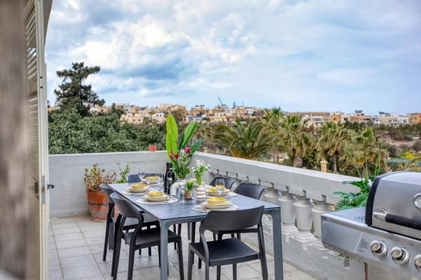Luxury Villa Sea Views Heart of St Julians, St Julian's