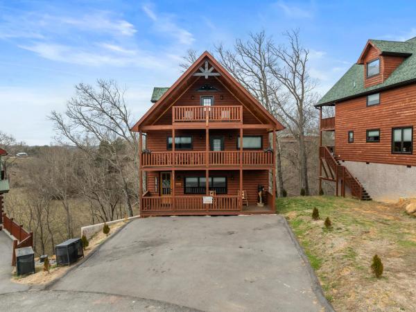 Mountain Retreat With Hot Tub & Games Sleeps 10 - Sevierville, TN