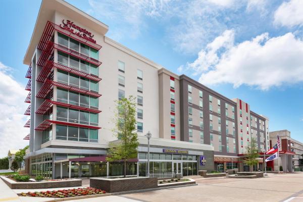 På billedet ses objektet Hampton Inn & Suites Atlanta Buckhead Place beliggende i byen Atlanta.
