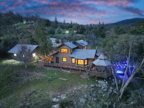 New Private Creekside Near Yosemite & Bass Lake - Oakhurst, CA