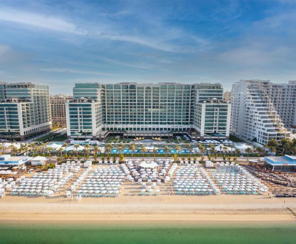 Na fotografii je vidět objekt Hilton Dubai Palm Jumeirah nacházející se ve městě Dubaj.