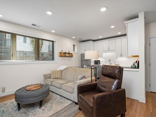 Cozy Capri Condo: Charming 1br 1ba Downtown! - Traverse City, MI
