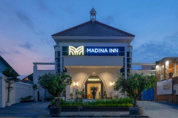 The photo shows the Madina Inn Hotel & Hostel Yogyakarta located in the city of Sentool.
