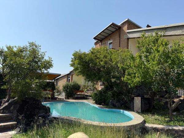 A la foto es mostra l'objecte The Waterfall Villa situat a la ciutat de Aghtsʼkʼ.