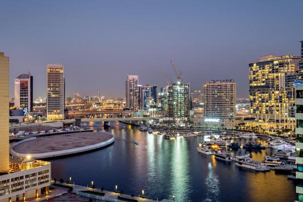 På billedet ses objektet FIRST CLASS 1BR Walk to Dubai Mall Canal Views beliggende i byen Dubai.