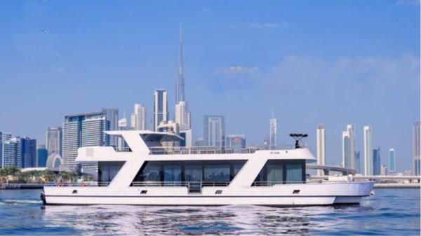 Auf dem Foto ist das Objekt Xtreme Yacht 100ft Luxury Private House Boat Dubai Creek in der Stadt Dubai zu sehen.