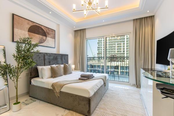 På billedet ses objektet Chic Studio with Pool & Jacuzzi Arjan Dubai beliggende i byen Dubai.