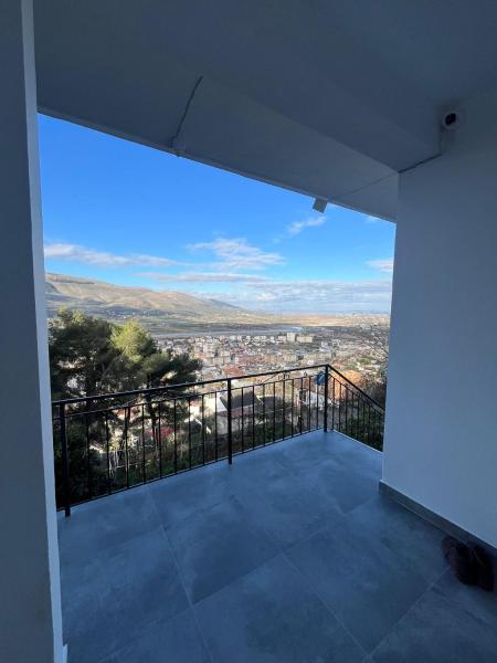 A la foto es mostra l'objecte Pine Hill Villa situat a la ciutat de Berat.