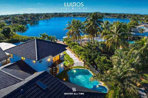 The photo shows the Miami Oasis with Lakefront Beach Jacuzzi and Golf L56 located in the city of Hammocks.