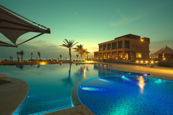 照片显示了位于Sharmaa市的Royal L'azure Resort物件。