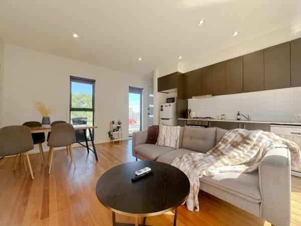 Two bedroom Glenroy Townhouse with Garage WIFI, Мельбурн