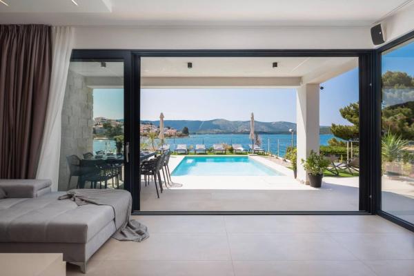 Luxury Beachfront Villa L'amour With Heated Pool Near ŠIbenik - Primošten